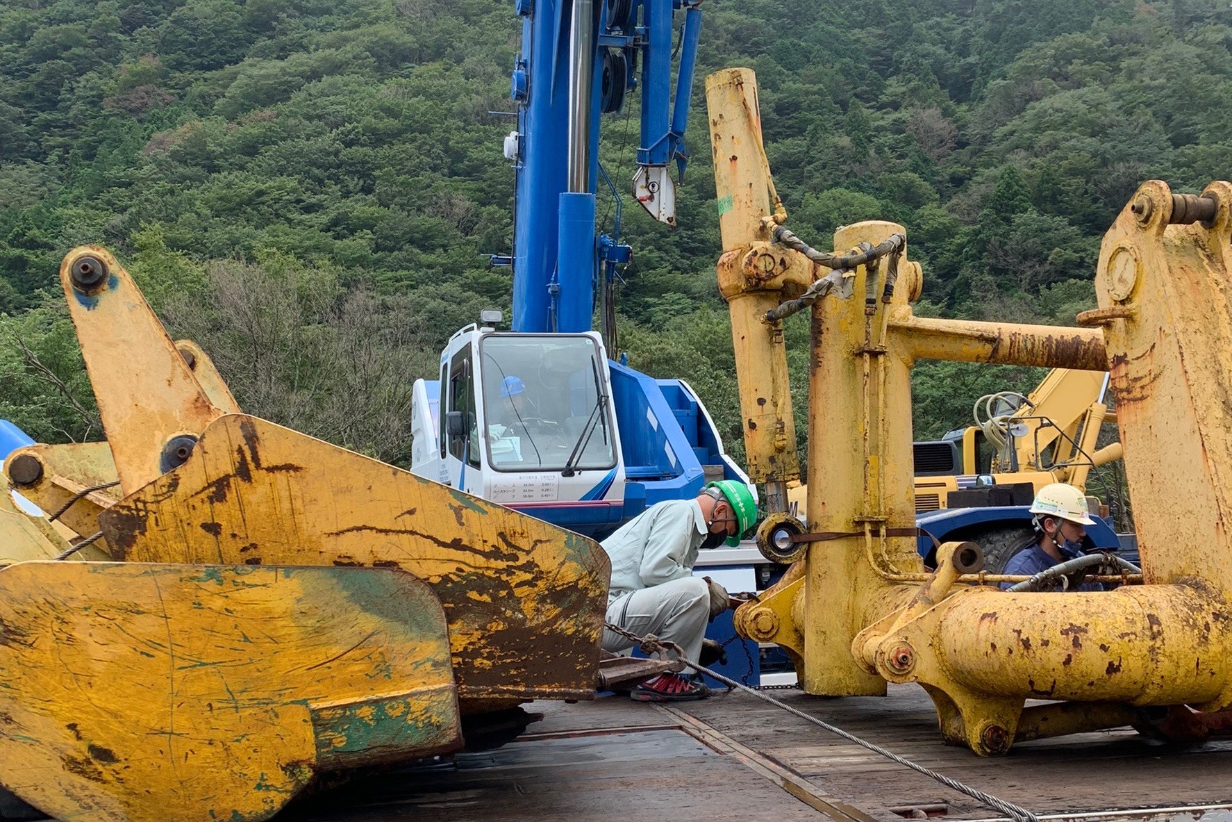 有限会社福吉重機 沼津市の移動式クレーン NEWS お知らせ 移動式クレーンによる大型特殊車両の組立て作業